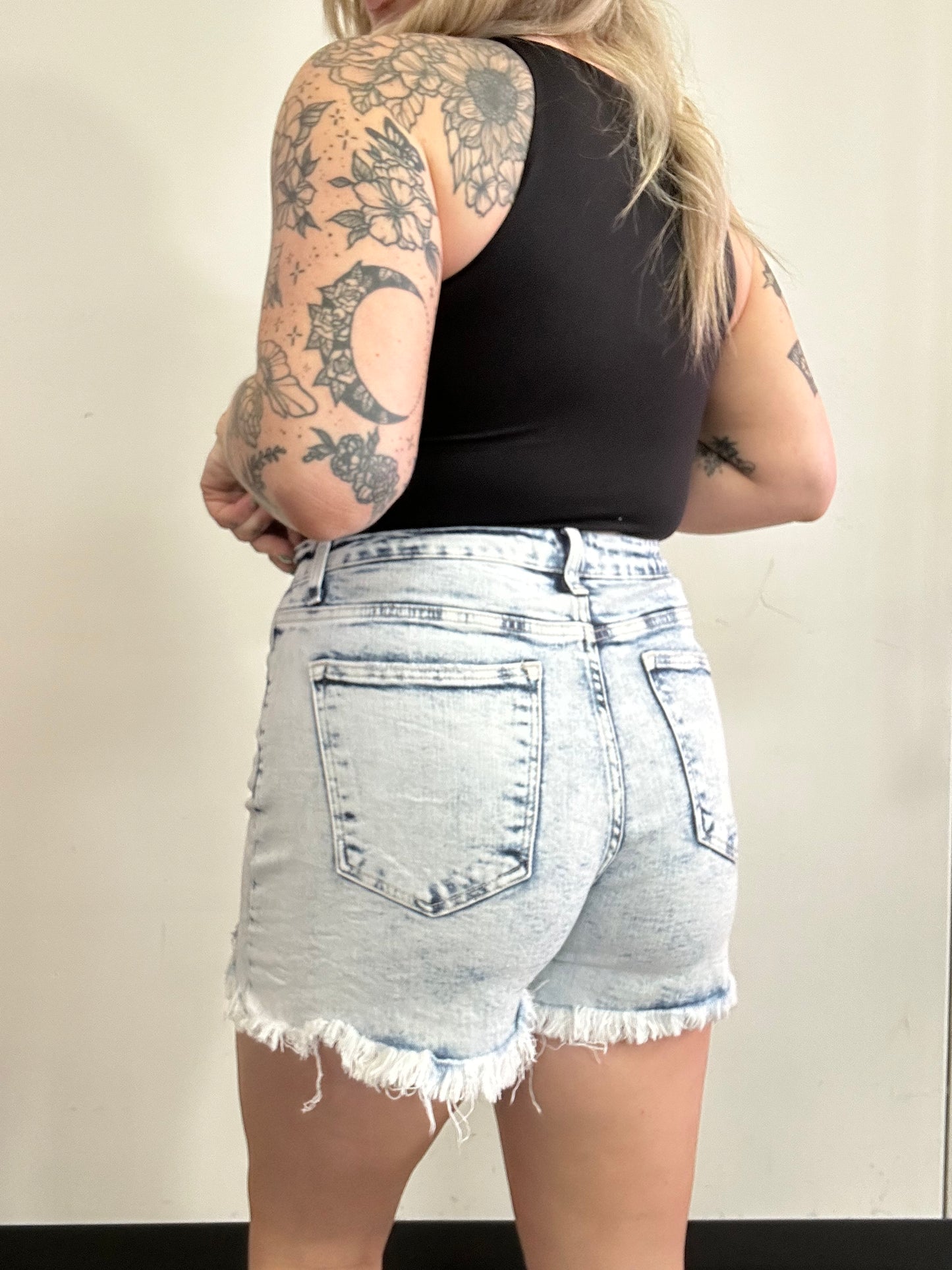 On The Go Risen Distressed Shorts - Acid Light Wash