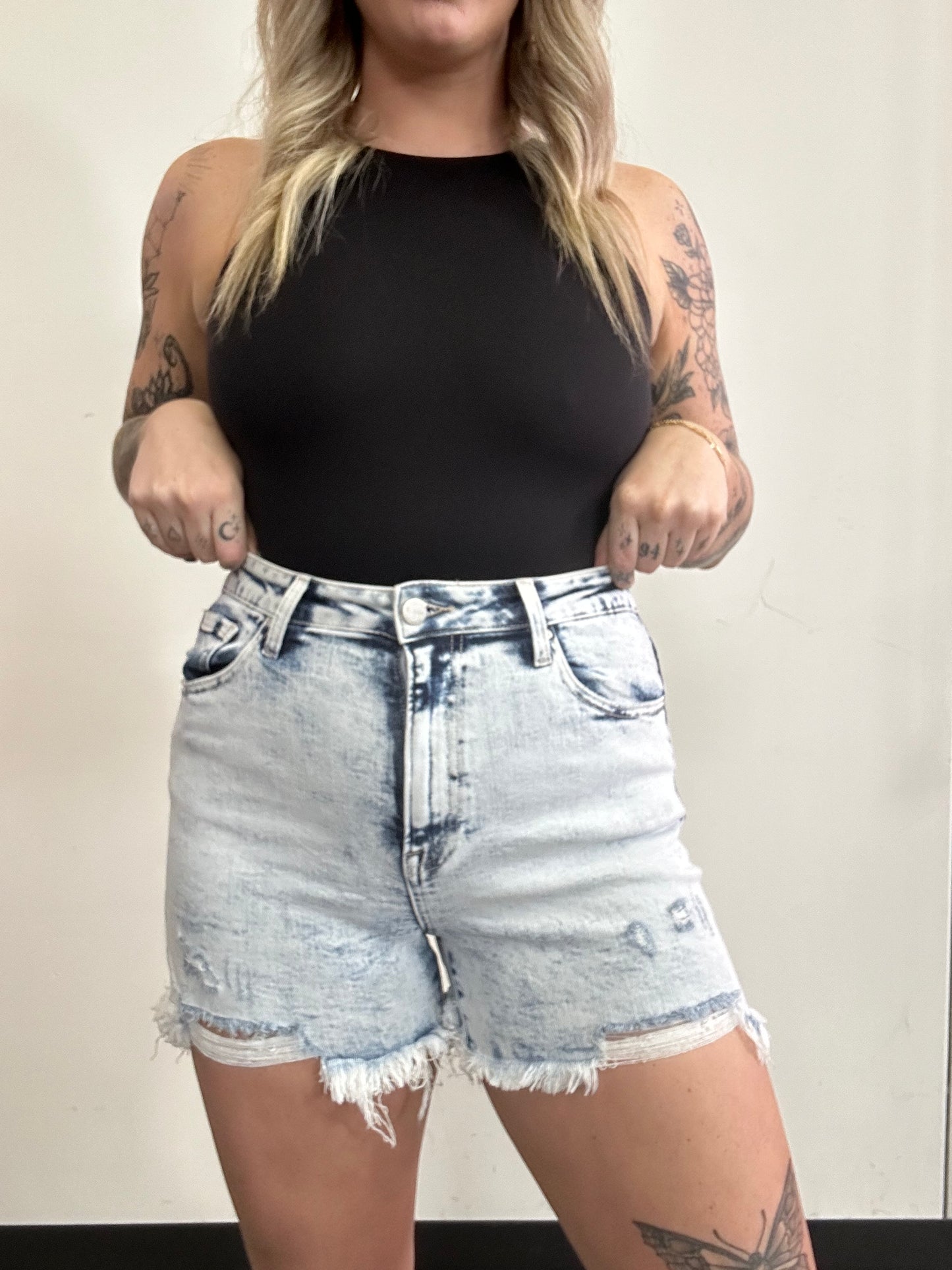 On The Go Risen Distressed Shorts - Acid Light Wash