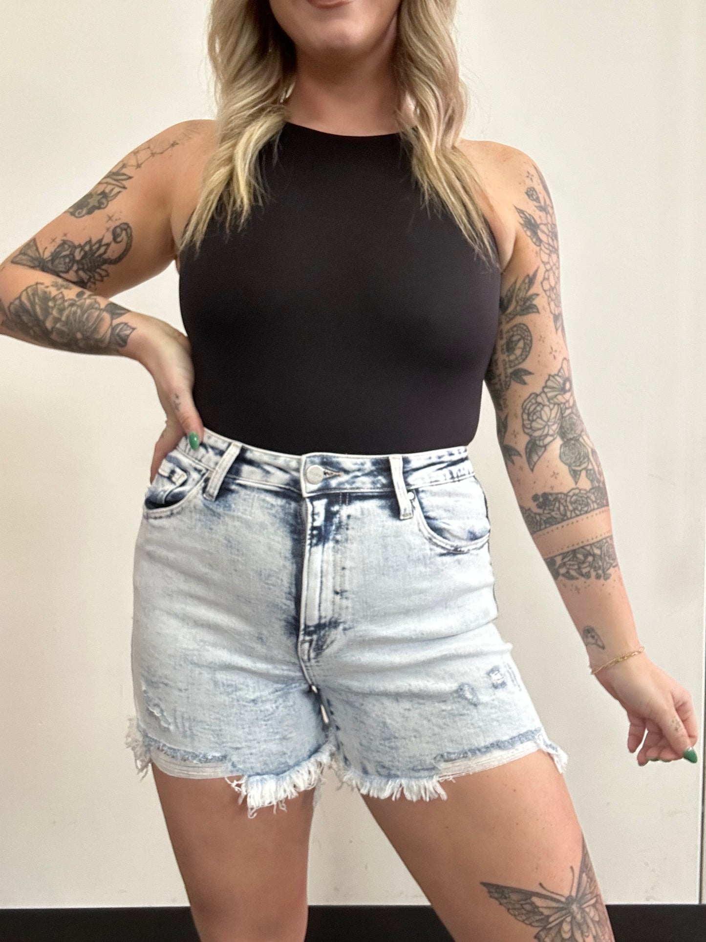 On The Go Risen Distressed Shorts - Acid Light Wash