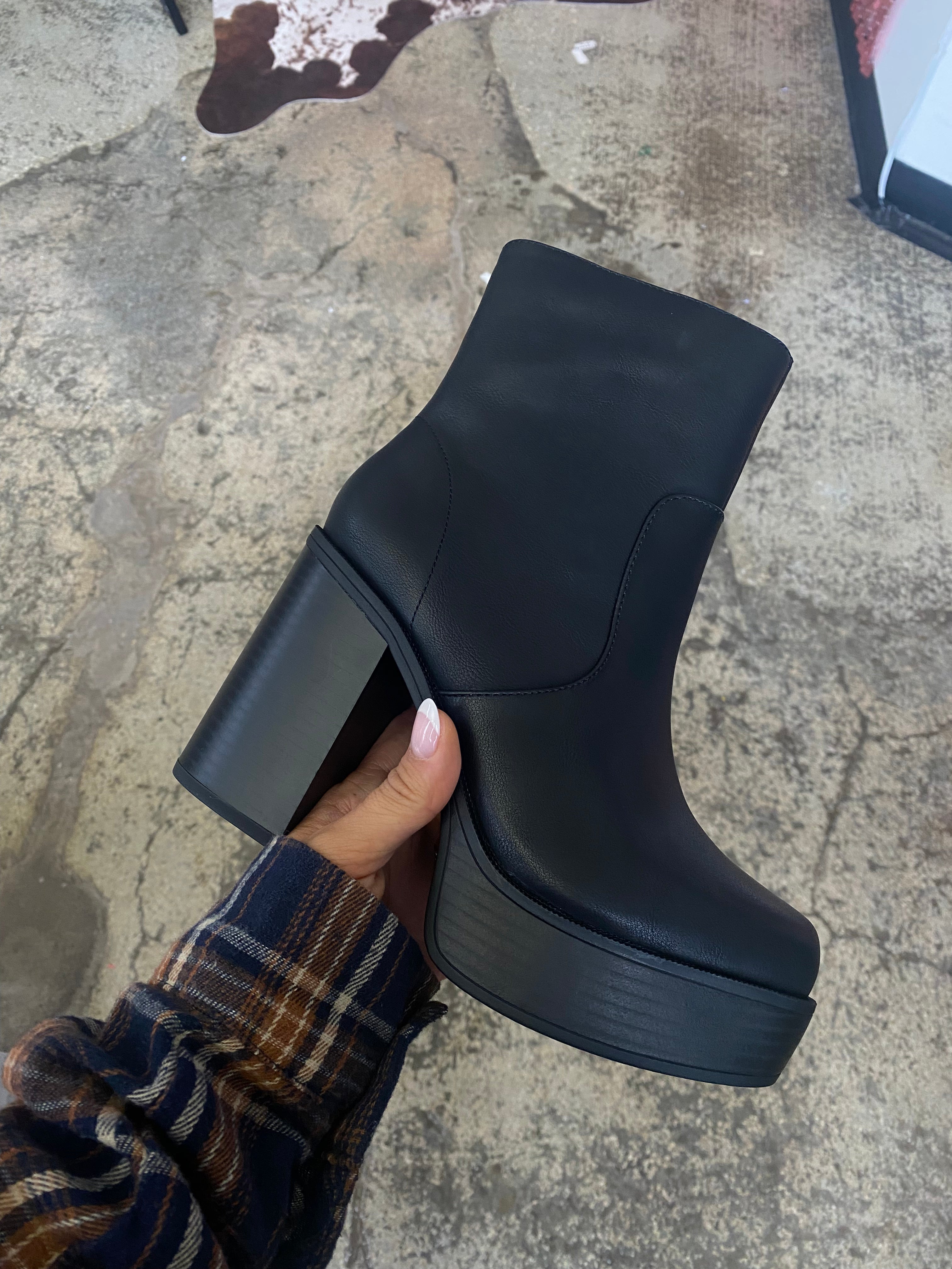 Kedge Chunky Platform Boots- Black