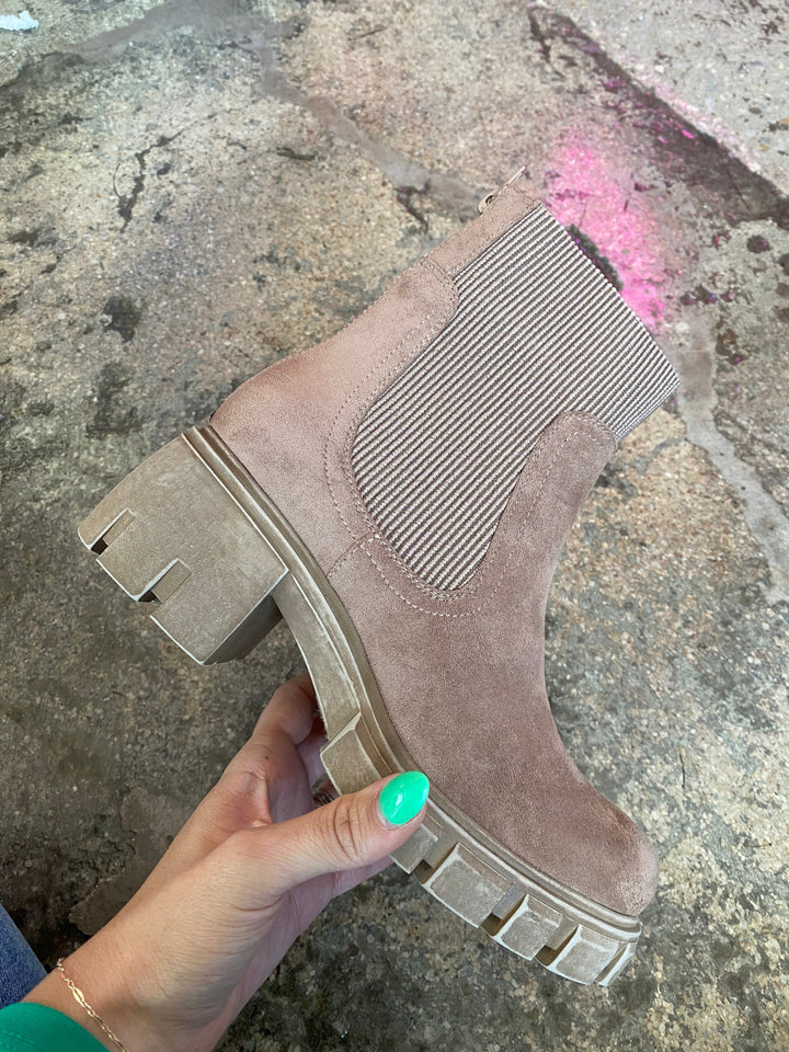 IMPERFECT of Fall Feels Boots- Taupe