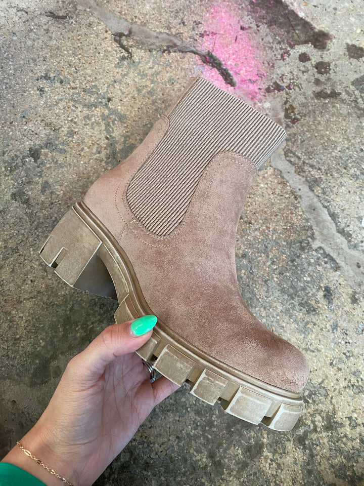 IMPERFECT of Fall Feels Boots- Taupe