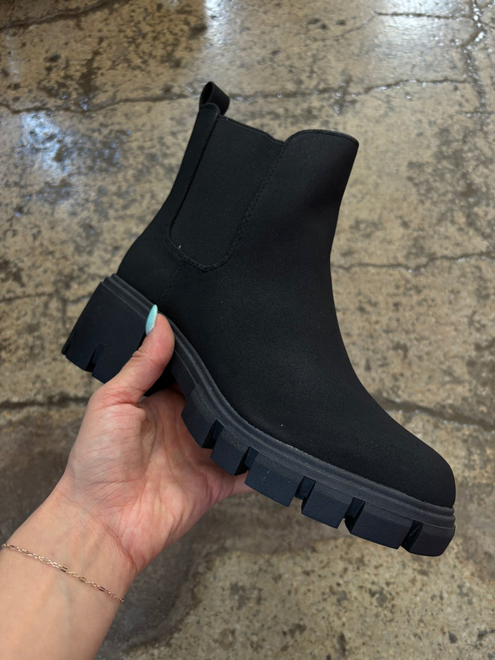 Shelly Work For It Matte Lug Sole Chelsea Boots in Black