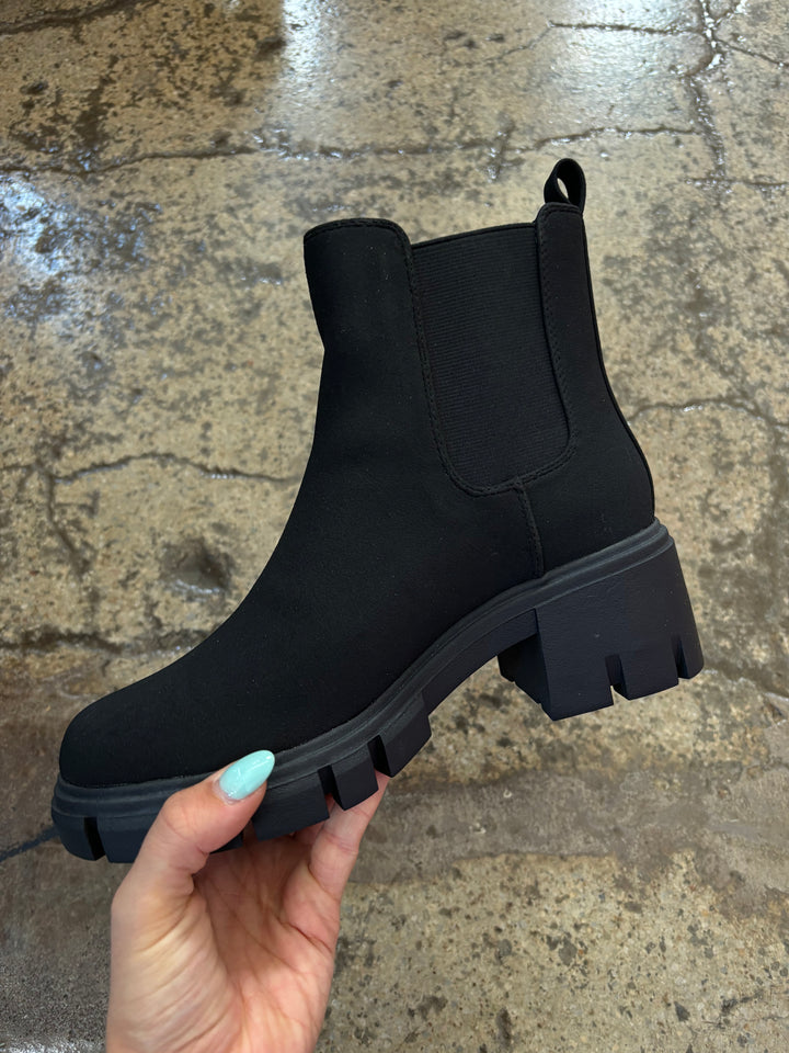 Shelly Work For It Matte Lug Sole Chelsea Boots in Black