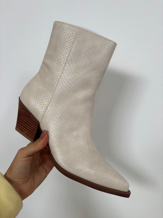 Miley Low Calf Pointed Alligator Boots