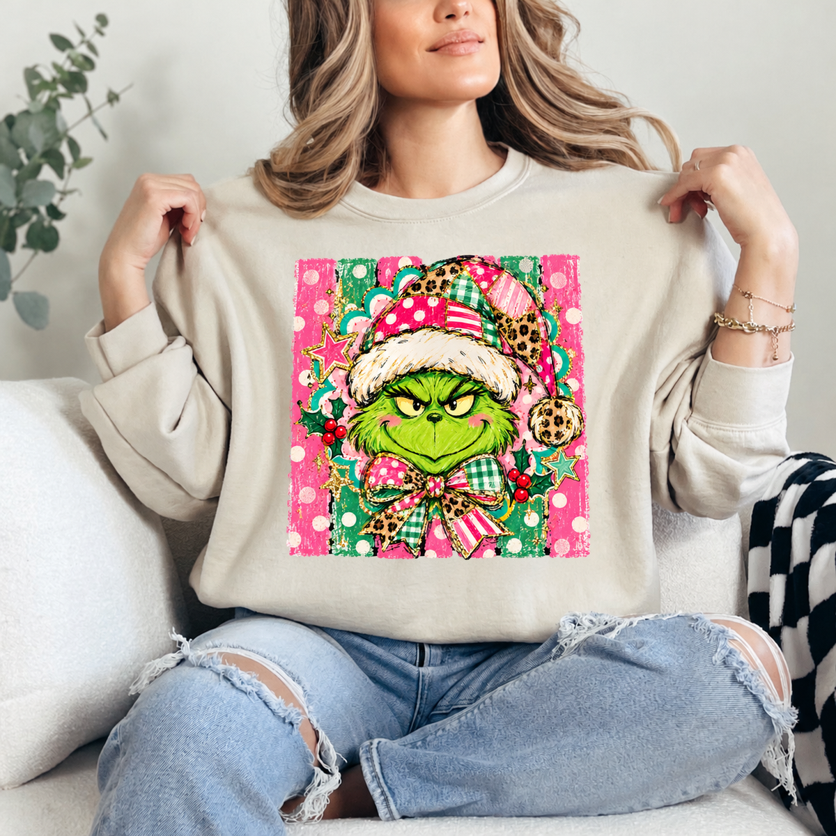 Cutesy Grinch Crewneck — Sand